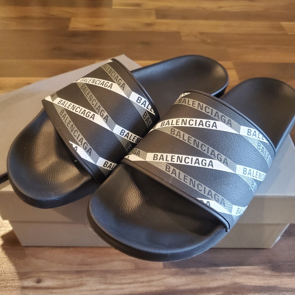Balenciaga Men's grain rubber pool slide size 45